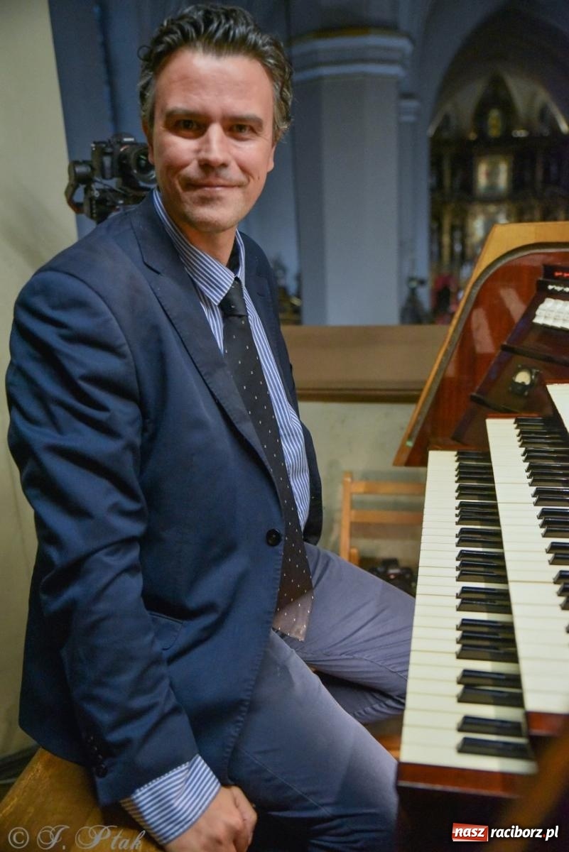 Zdjęcie w galerii na portalu naszraciborz.pl: Wirtuoz z Włoch oczarował raciborską publiczność wiadomości z regionu