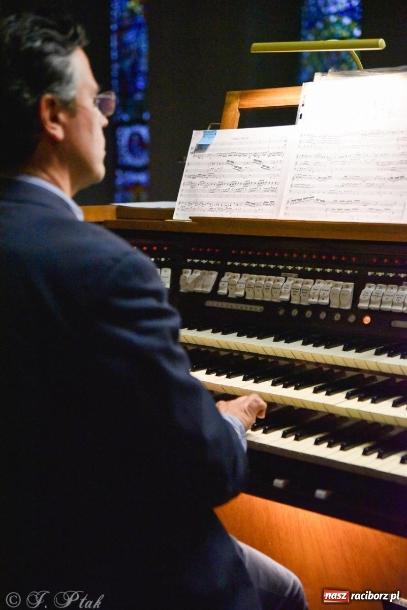 Zdjęcie w galerii na portalu naszraciborz.pl: Wirtuoz z Włoch oczarował raciborską publiczność wiadomości z regionu
