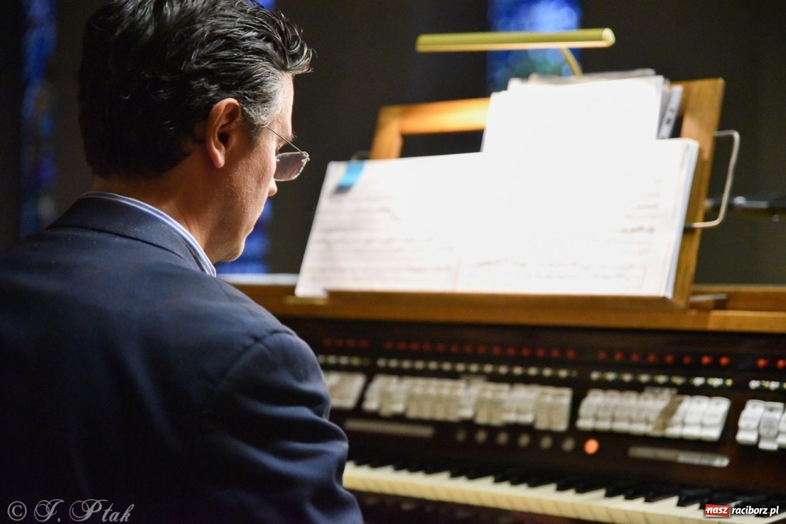 Zdjęcie w galerii na portalu naszraciborz.pl: Wirtuoz z Włoch oczarował raciborską publiczność wiadomości z regionu