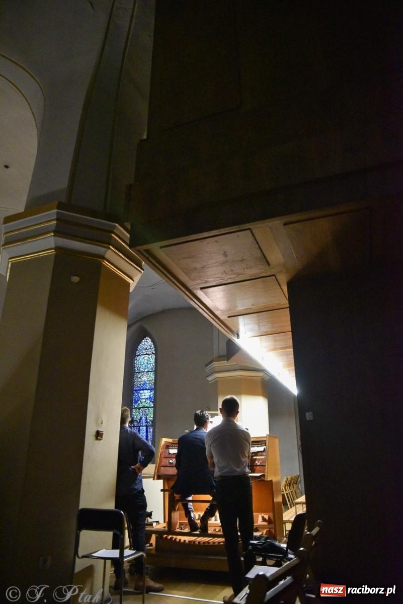 Zdjęcie w galerii na portalu naszraciborz.pl: Wirtuoz z Włoch oczarował raciborską publiczność wiadomości z regionu