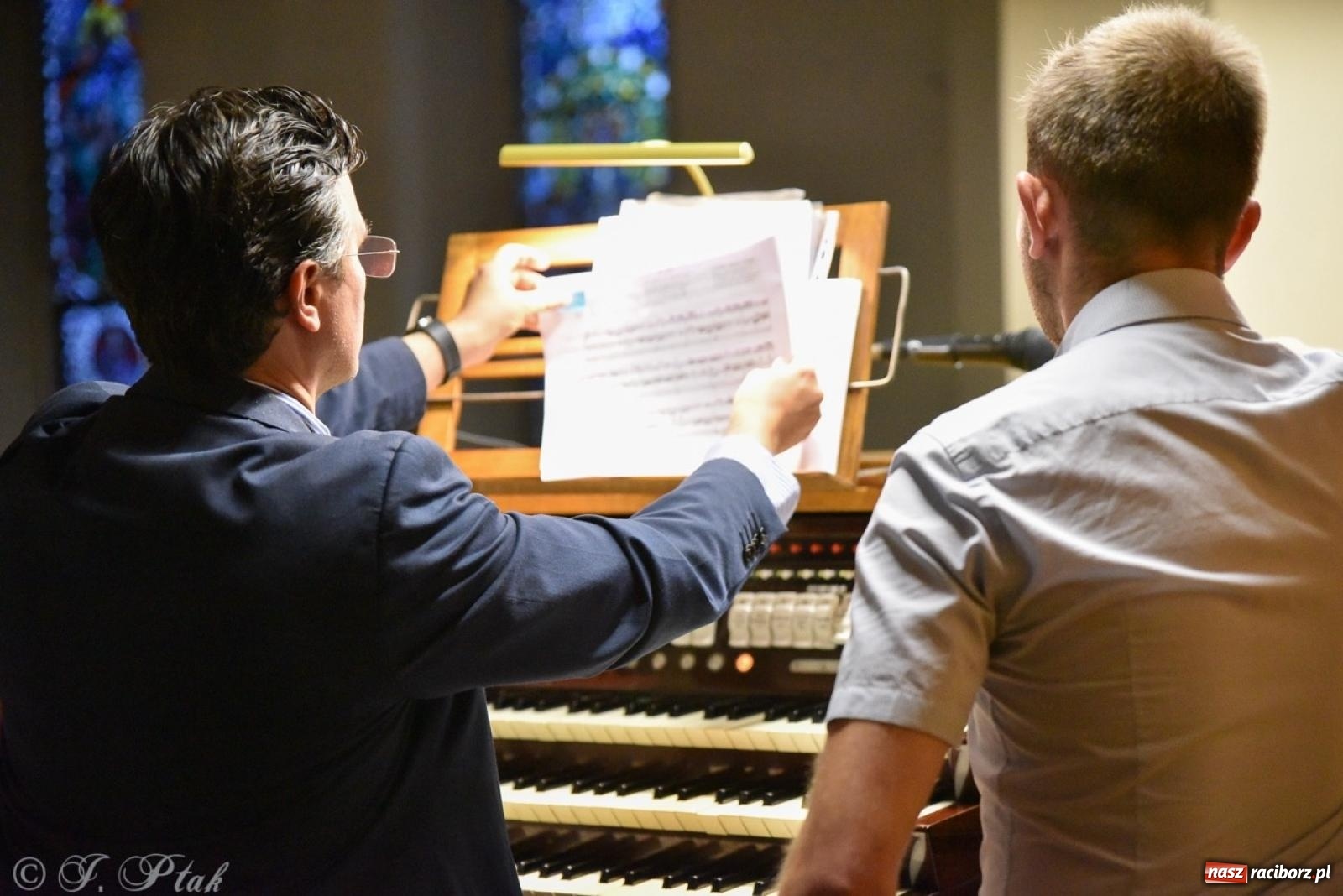 Zdjęcie w galerii na portalu naszraciborz.pl: Wirtuoz z Włoch oczarował raciborską publiczność wiadomości z regionu