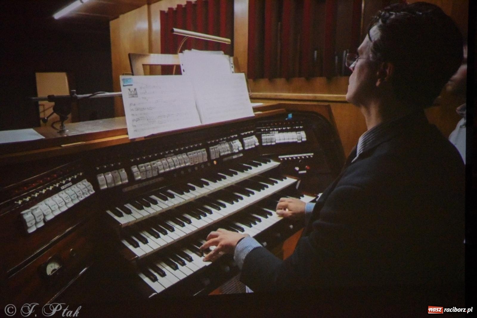 Zdjęcie w galerii na portalu naszraciborz.pl: Wirtuoz z Włoch oczarował raciborską publiczność wiadomości z regionu