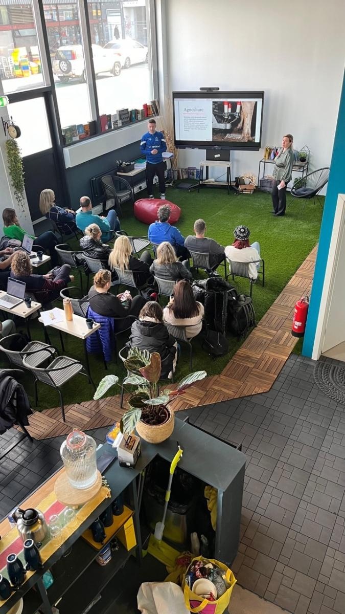 Zdjęcie w galerii na portalu naszraciborz.pl: Odkrywanie robotyki poprzez STEM: Nauczyciele z SP 4 w Raciborzu na warsztatach w Reykjaviku wiadomości z regionu