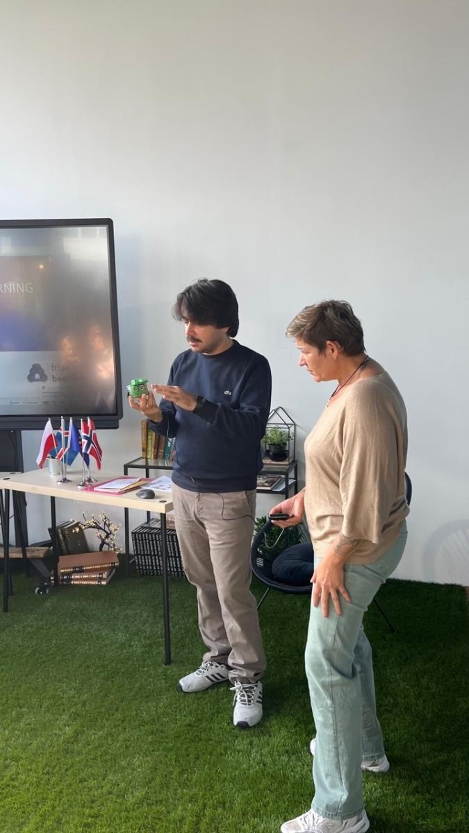 Zdjęcie w galerii na portalu naszraciborz.pl: Odkrywanie robotyki poprzez STEM: Nauczyciele z SP 4 w Raciborzu na warsztatach w Reykjaviku wiadomości z regionu