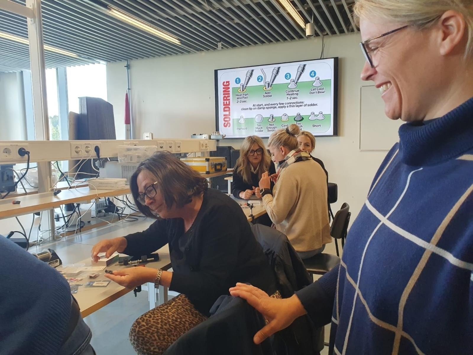 Zdjęcie w galerii na portalu naszraciborz.pl: Odkrywanie robotyki poprzez STEM: Nauczyciele z SP 4 w Raciborzu na warsztatach w Reykjaviku wiadomości z regionu