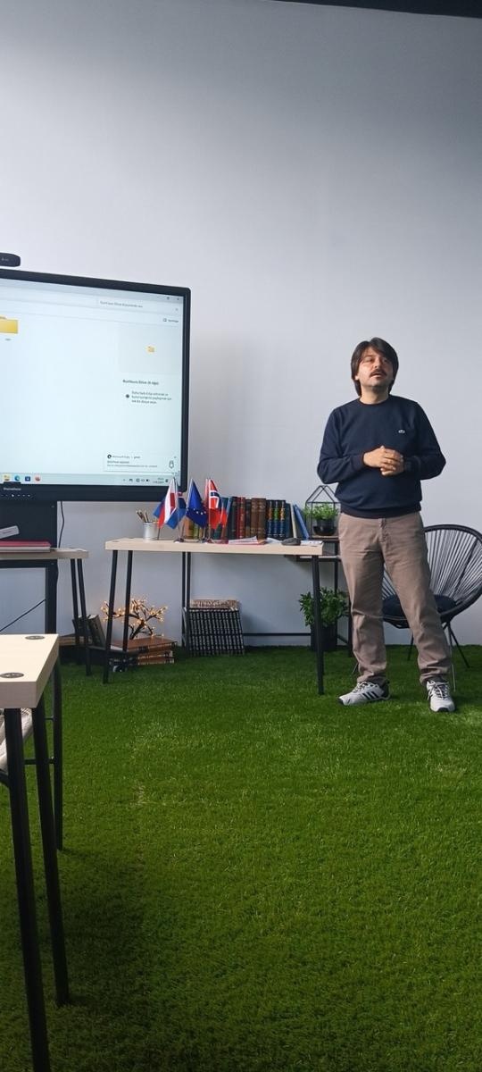 Zdjęcie w galerii na portalu naszraciborz.pl: Odkrywanie robotyki poprzez STEM: Nauczyciele z SP 4 w Raciborzu na warsztatach w Reykjaviku wiadomości z regionu