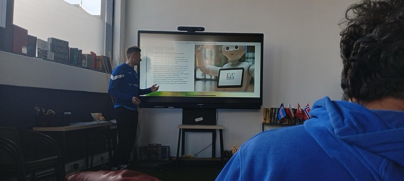 Zdjęcie w galerii na portalu naszraciborz.pl: Odkrywanie robotyki poprzez STEM: Nauczyciele z SP 4 w Raciborzu na warsztatach w Reykjaviku wiadomości z regionu