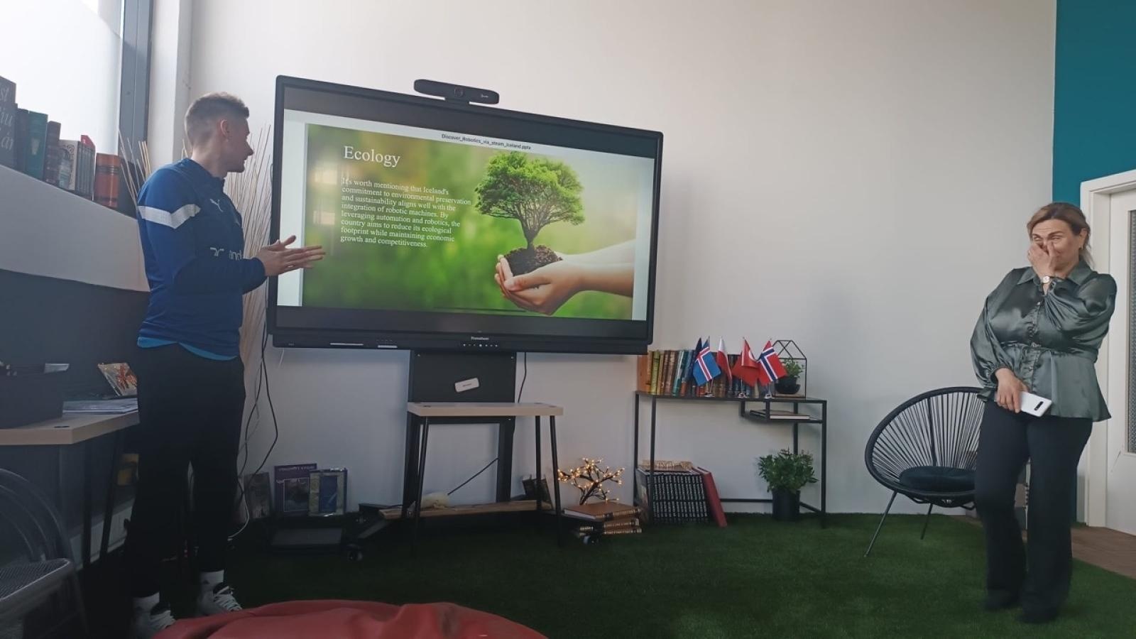 Zdjęcie w galerii na portalu naszraciborz.pl: Odkrywanie robotyki poprzez STEM: Nauczyciele z SP 4 w Raciborzu na warsztatach w Reykjaviku wiadomości z regionu