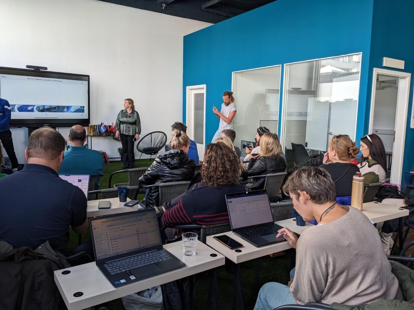 Zdjęcie w galerii na portalu naszraciborz.pl: Odkrywanie robotyki poprzez STEM: Nauczyciele z SP 4 w Raciborzu na warsztatach w Reykjaviku wiadomości z regionu