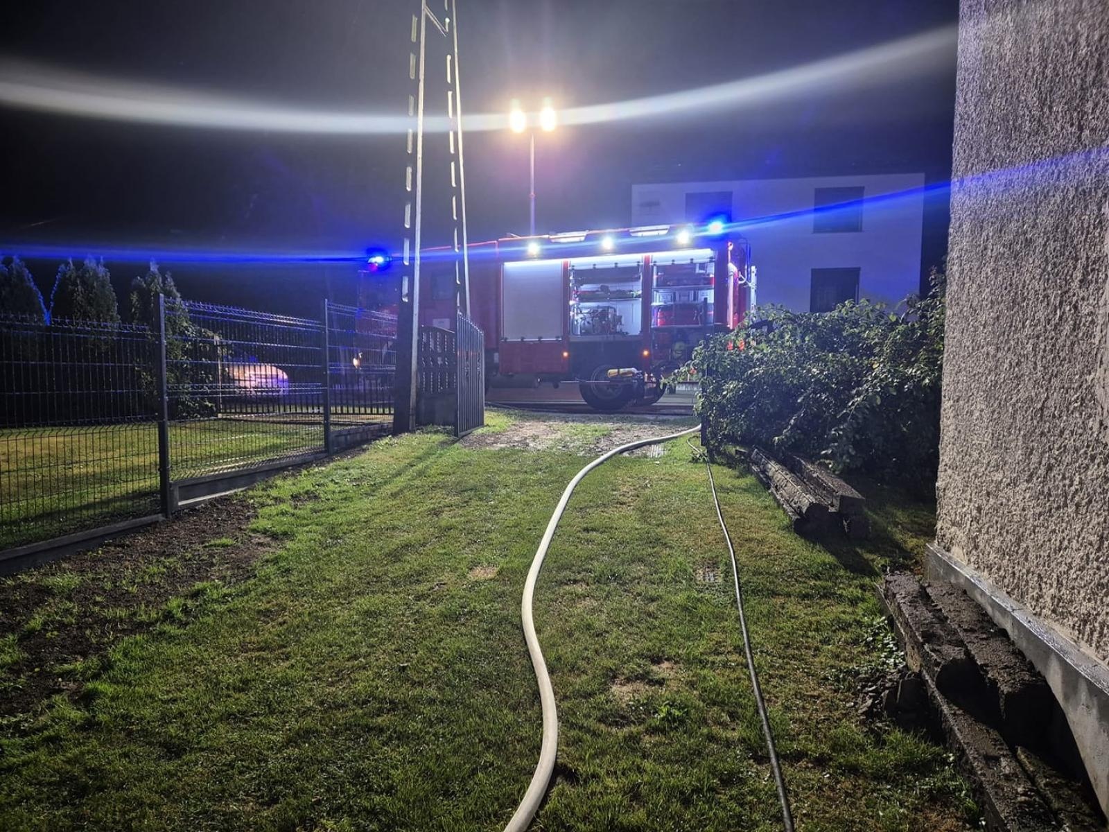 Zdjęcie w galerii na portalu naszraciborz.pl: Składował drewno zbyt blisko pieca. Wybuchł pożar wiadomości z regionu