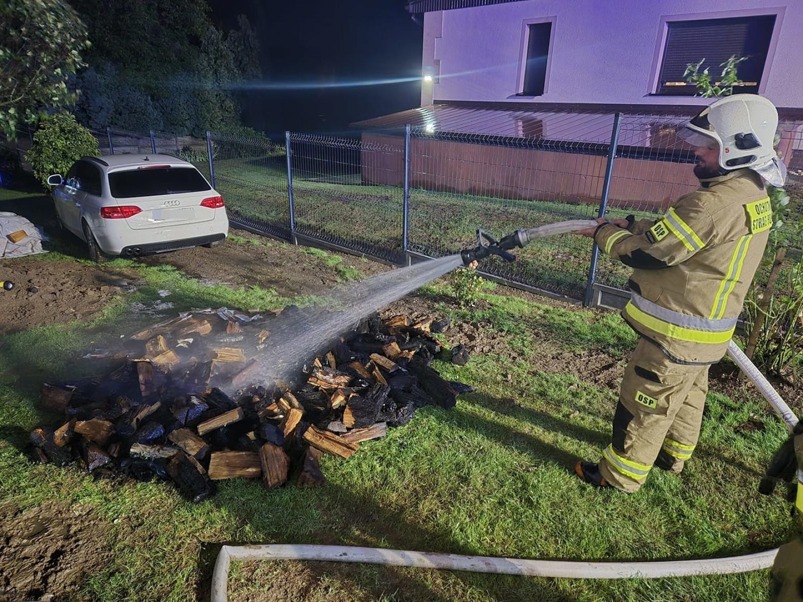 Zdjęcie w galerii na portalu naszraciborz.pl: Składował drewno zbyt blisko pieca. Wybuchł pożar wiadomości z regionu