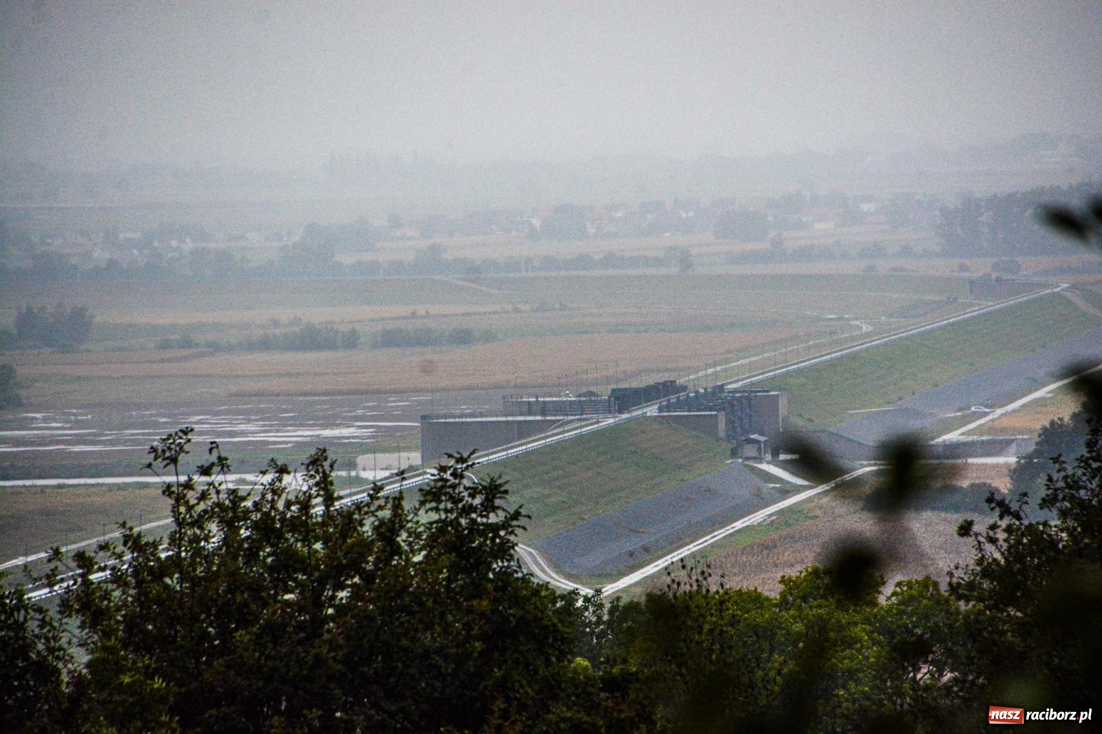 Zdjęcie w galerii na portalu naszraciborz.pl: Odra przekroczyła stany ostrzegawcze. Zbiornik Racibórz na razie pusty [FOTO] wiadomości z regionu