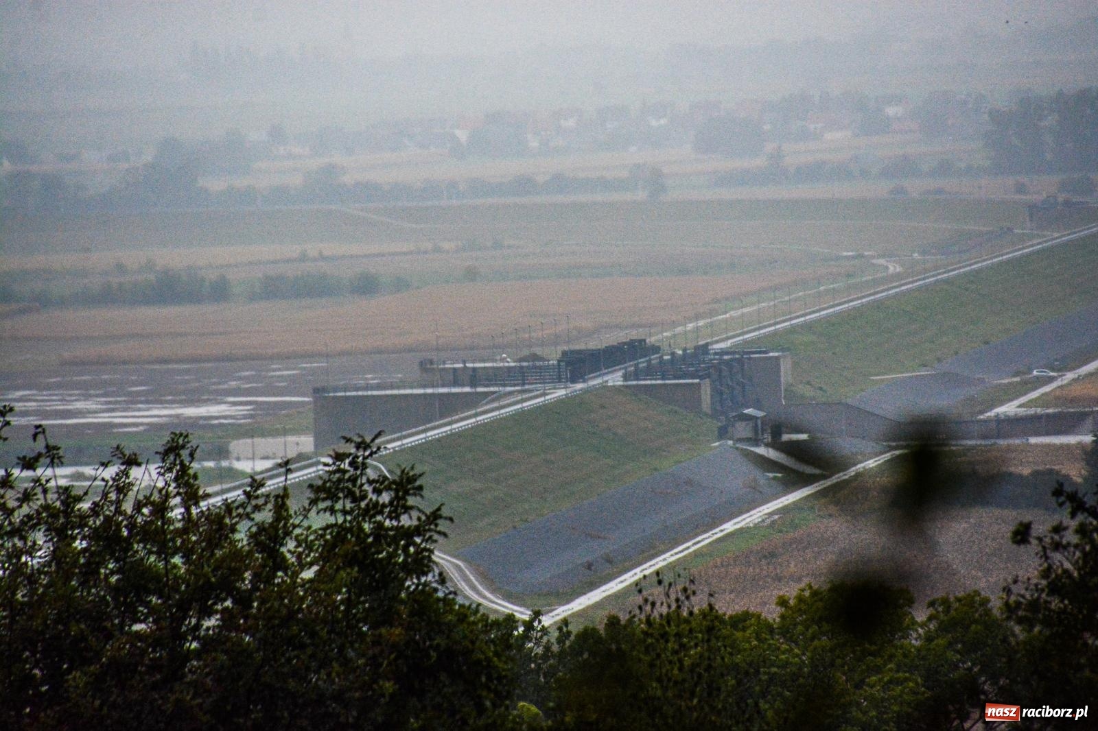 Zdjęcie w galerii na portalu naszraciborz.pl: Odra przekroczyła stany ostrzegawcze. Zbiornik Racibórz na razie pusty [FOTO] wiadomości z regionu