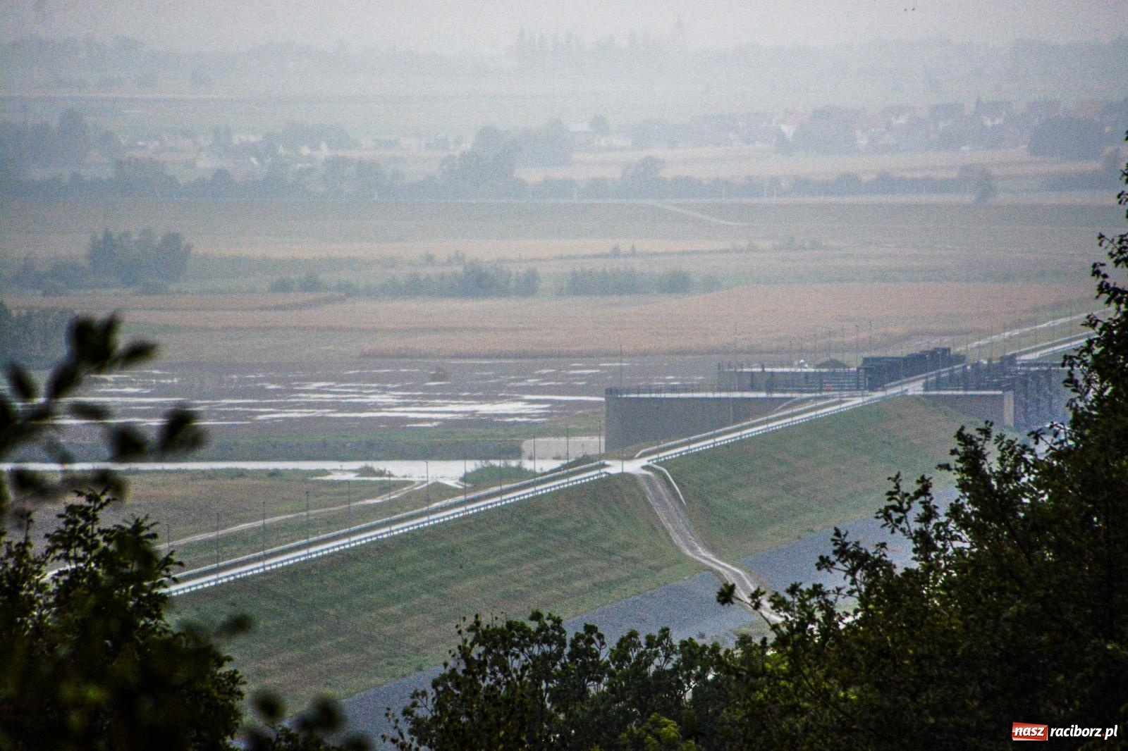 Zdjęcie w galerii na portalu naszraciborz.pl: Odra przekroczyła stany ostrzegawcze. Zbiornik Racibórz na razie pusty [FOTO] wiadomości z regionu
