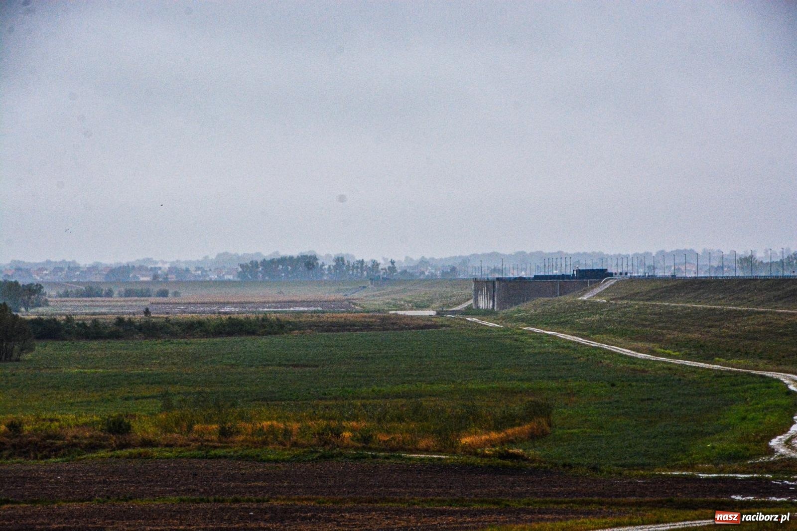 Zdjęcie w galerii na portalu naszraciborz.pl: Odra przekroczyła stany ostrzegawcze. Zbiornik Racibórz na razie pusty [FOTO] wiadomości z regionu