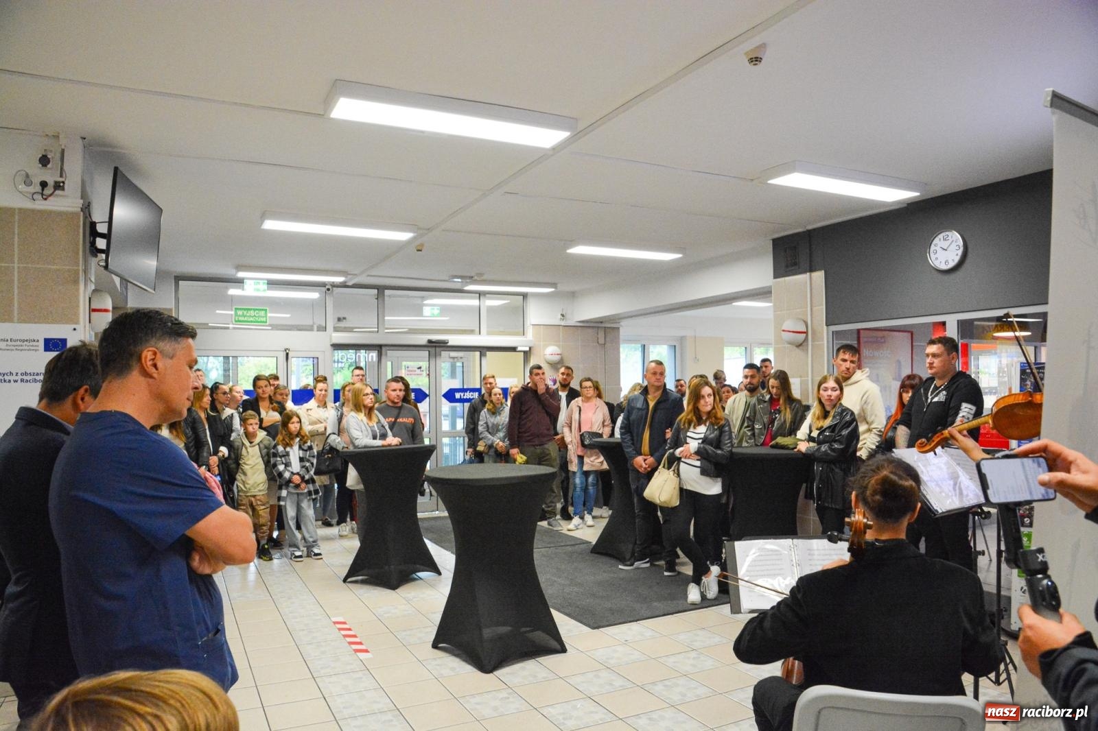 Zdjęcie w galerii na portalu naszraciborz.pl: Tłumy na Dniu Otwartym raciborskiej porodówki wiadomości z regionu