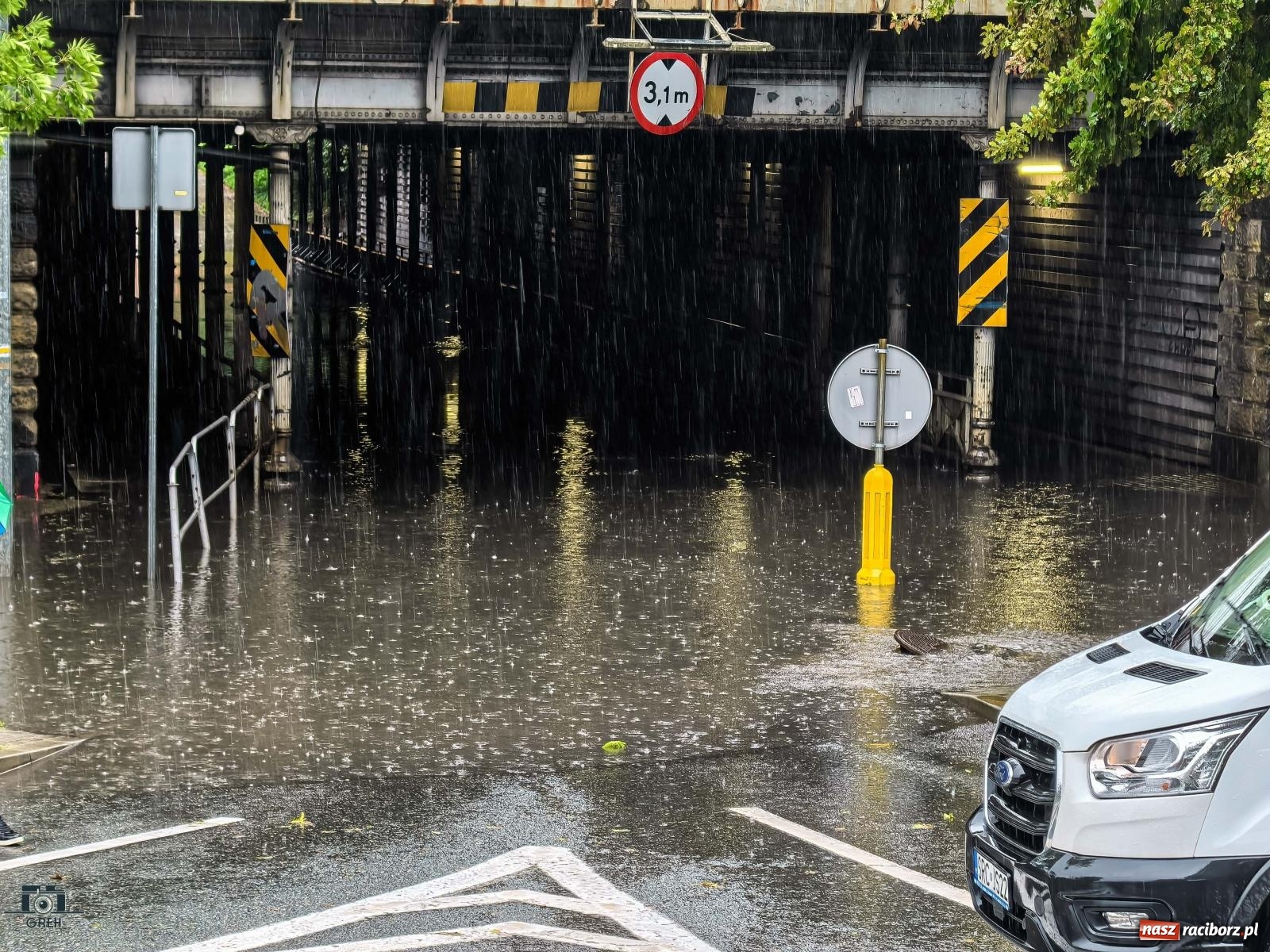 Zdjęcie w galerii na portalu naszraciborz.pl: Wiadukt Piaskowa-Kolejowa nieprzejezdny wiadomości z regionu
