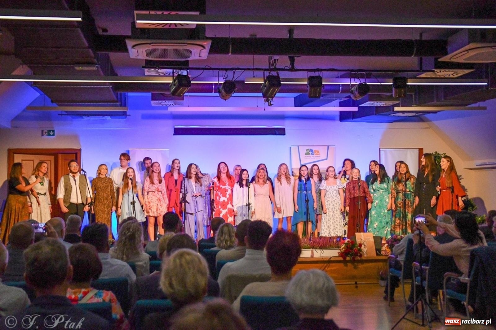 Zdjęcie w galerii na portalu naszraciborz.pl: 30-lecie zespołu Miraż w Zamku Piastowskim: Muzyczne święto w Raciborzu wiadomości z regionu