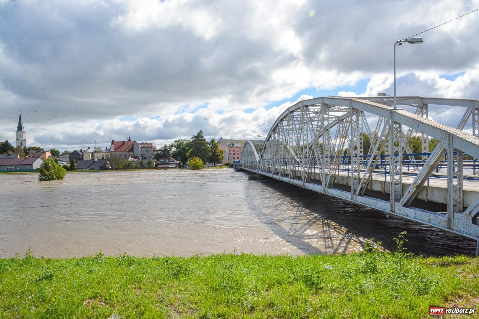 Zdjęcie w galerii na portalu naszraciborz.pl: Powódź zagraża Chałupkom i Boguminowi – ewakuacja mieszkańców i intensywna akcja ratunkowa [FOTO i WIDEO] wiadomości z regionu