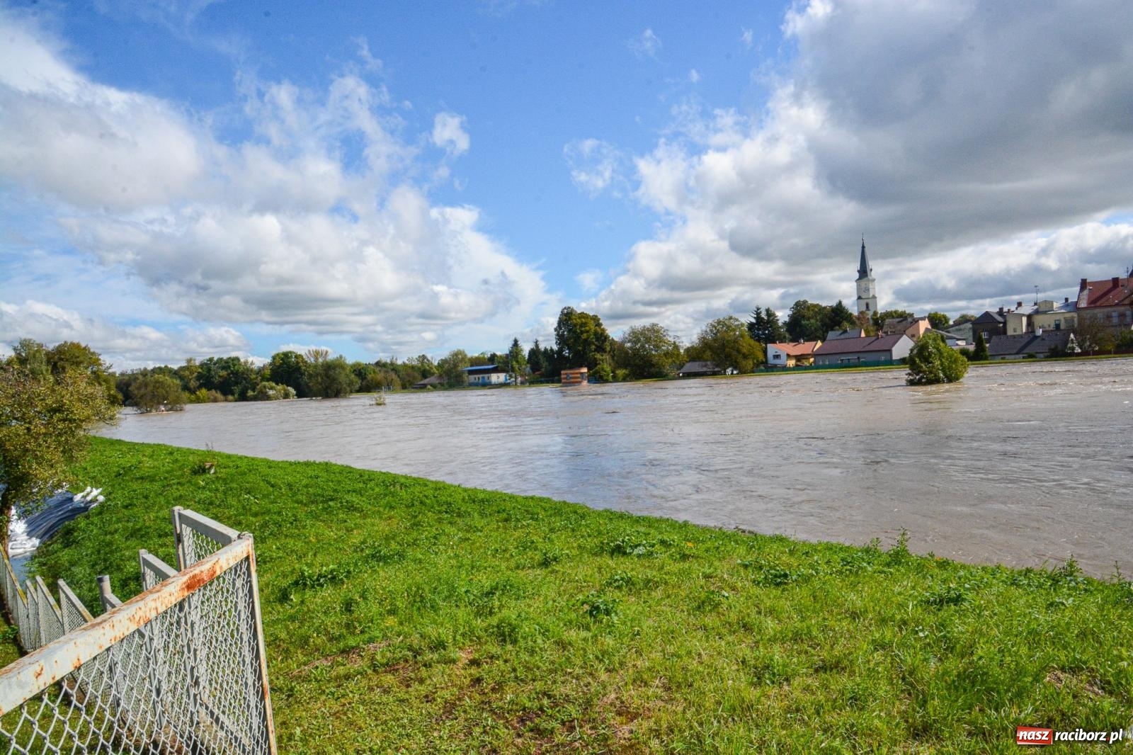 Zdjęcie w galerii na portalu naszraciborz.pl: Powódź zagraża Chałupkom i Boguminowi – ewakuacja mieszkańców i intensywna akcja ratunkowa [FOTO i WIDEO] wiadomości z regionu