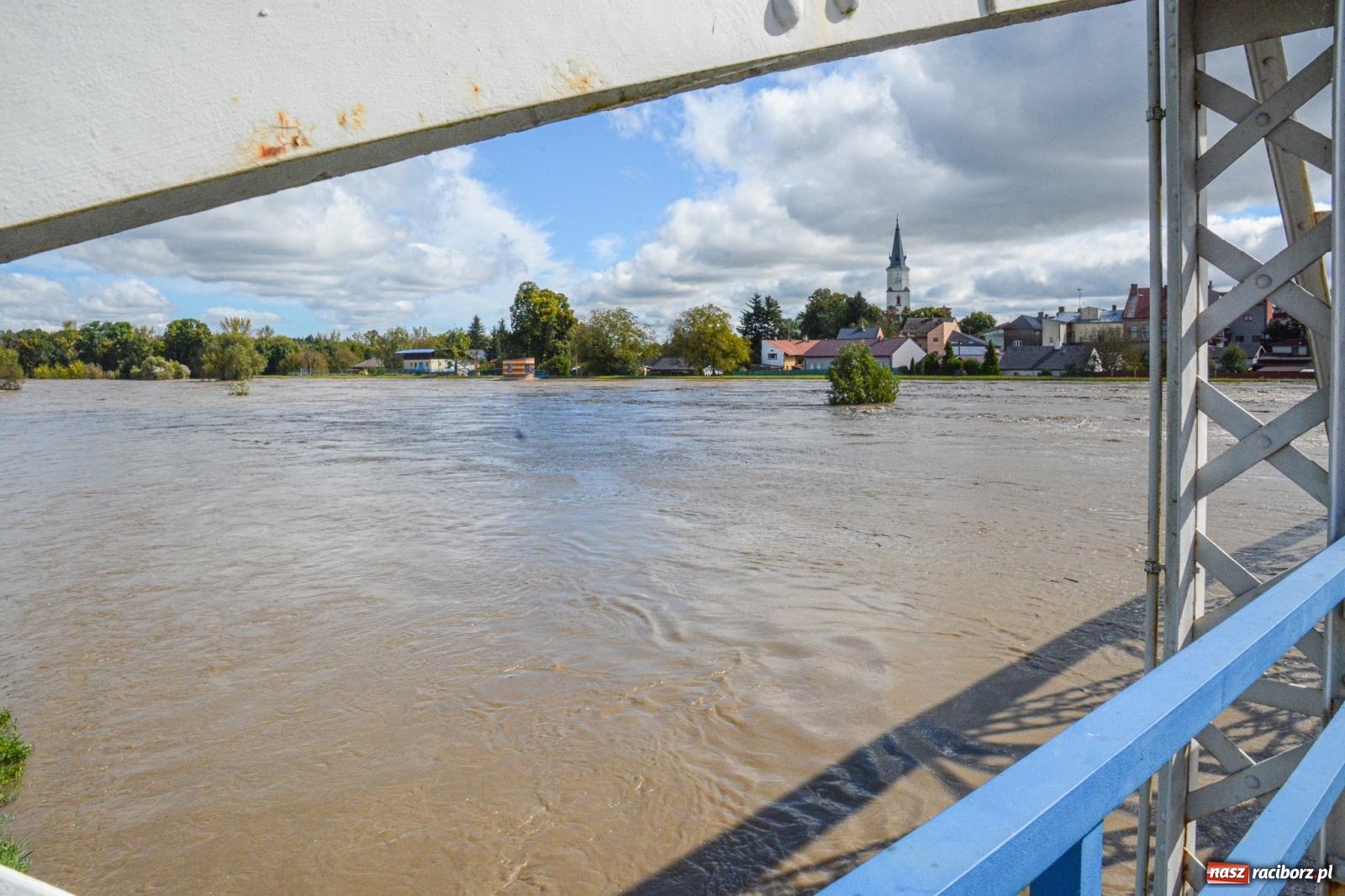 Zdjęcie w galerii na portalu naszraciborz.pl: Powódź zagraża Chałupkom i Boguminowi – ewakuacja mieszkańców i intensywna akcja ratunkowa [FOTO i WIDEO] wiadomości z regionu