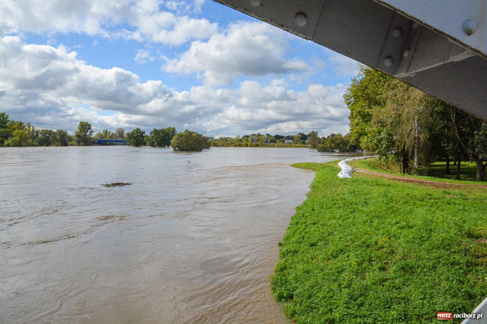 Zdjęcie w galerii na portalu naszraciborz.pl: Powódź zagraża Chałupkom i Boguminowi – ewakuacja mieszkańców i intensywna akcja ratunkowa [FOTO i WIDEO] wiadomości z regionu