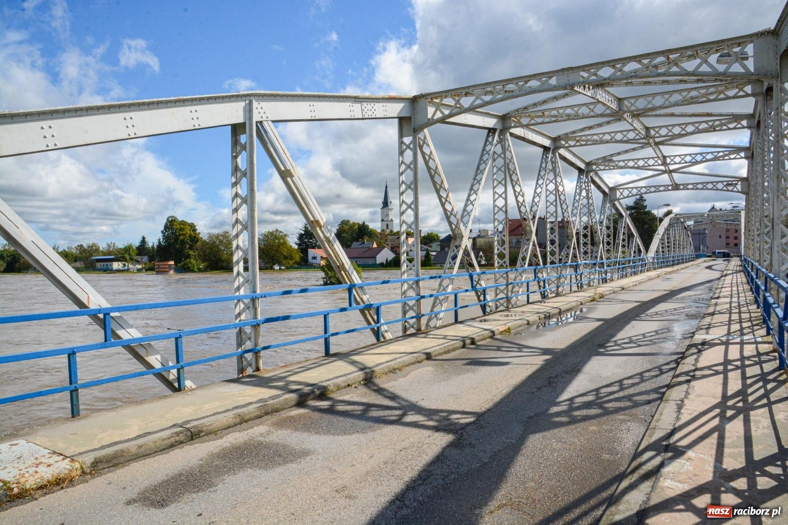 Zdjęcie w galerii na portalu naszraciborz.pl: Powódź zagraża Chałupkom i Boguminowi – ewakuacja mieszkańców i intensywna akcja ratunkowa [FOTO i WIDEO] wiadomości z regionu