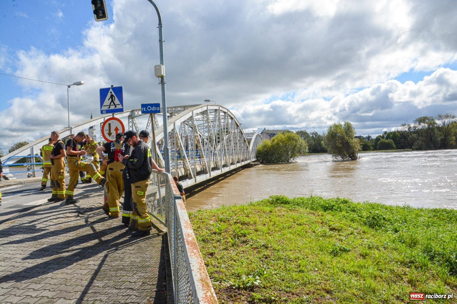 Zdjęcie w galerii na portalu naszraciborz.pl: Powódź zagraża Chałupkom i Boguminowi – ewakuacja mieszkańców i intensywna akcja ratunkowa [FOTO i WIDEO] wiadomości z regionu