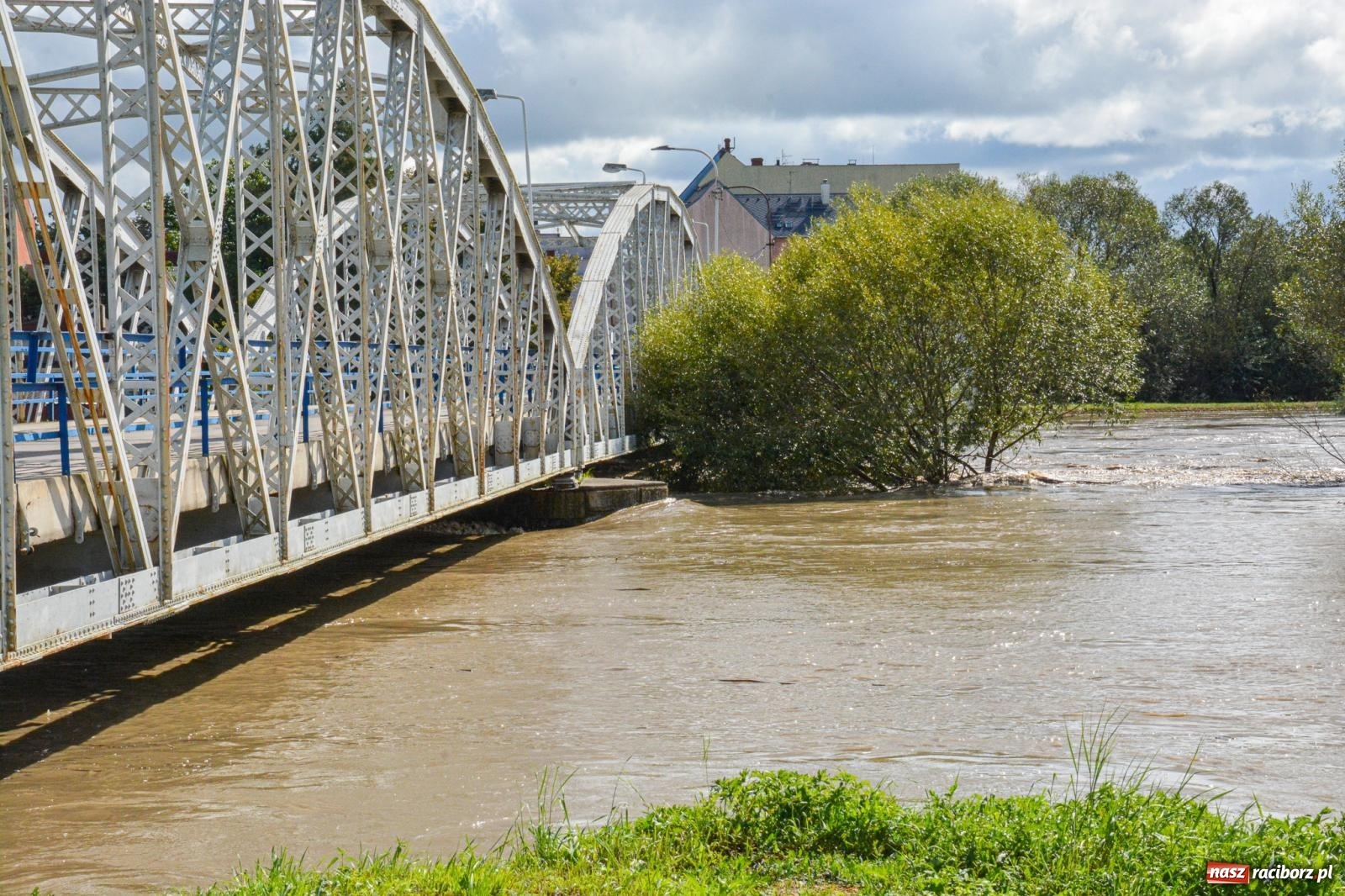 Zdjęcie w galerii na portalu naszraciborz.pl: Powódź zagraża Chałupkom i Boguminowi – ewakuacja mieszkańców i intensywna akcja ratunkowa [FOTO i WIDEO] wiadomości z regionu