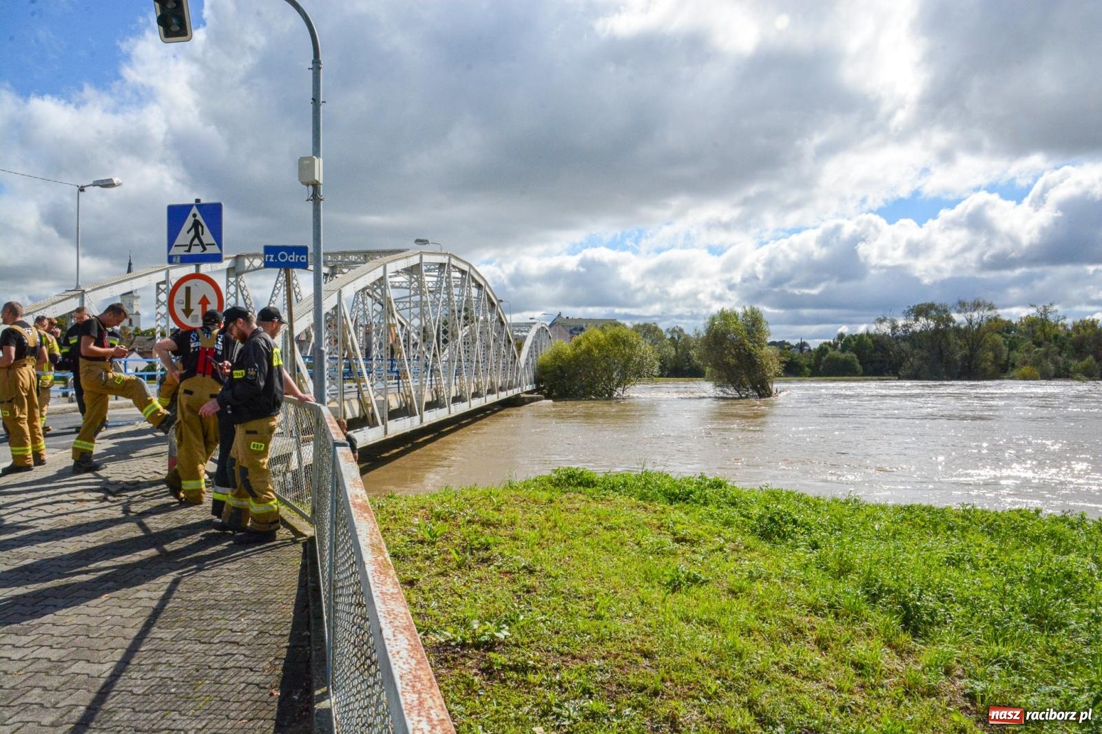 Zdjęcie w galerii na portalu naszraciborz.pl: Powódź zagraża Chałupkom i Boguminowi – ewakuacja mieszkańców i intensywna akcja ratunkowa [FOTO i WIDEO] wiadomości z regionu