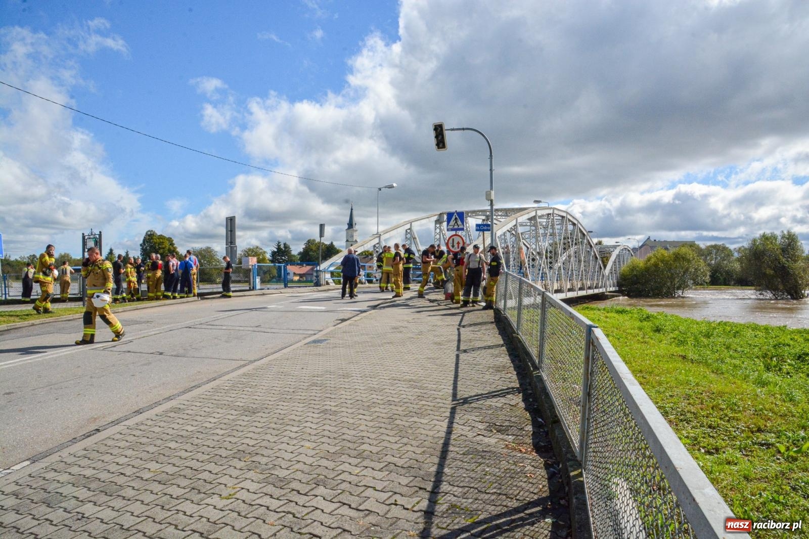 Zdjęcie w galerii na portalu naszraciborz.pl: Powódź zagraża Chałupkom i Boguminowi – ewakuacja mieszkańców i intensywna akcja ratunkowa [FOTO i WIDEO] wiadomości z regionu