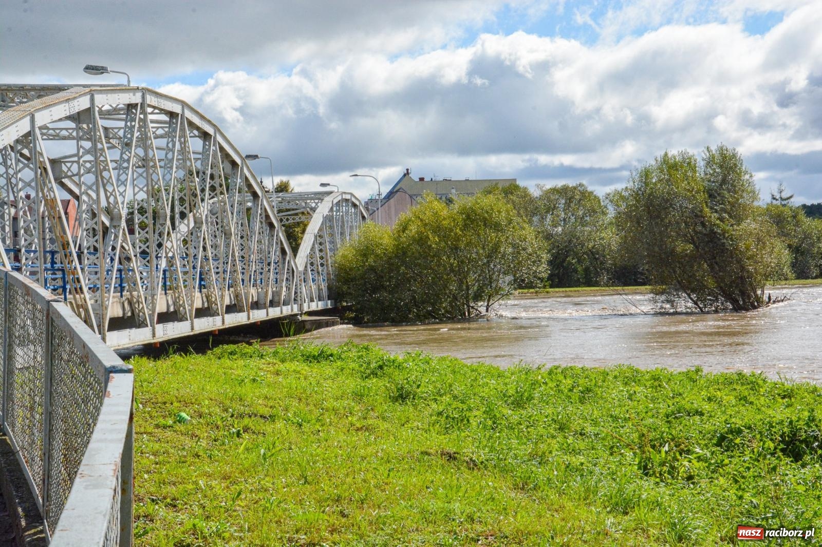Zdjęcie w galerii na portalu naszraciborz.pl: Powódź zagraża Chałupkom i Boguminowi – ewakuacja mieszkańców i intensywna akcja ratunkowa [FOTO i WIDEO] wiadomości z regionu