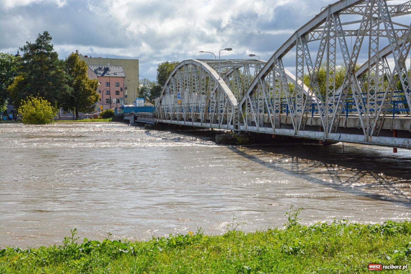 Zdjęcie w galerii na portalu naszraciborz.pl: Powódź zagraża Chałupkom i Boguminowi – ewakuacja mieszkańców i intensywna akcja ratunkowa [FOTO i WIDEO] wiadomości z regionu