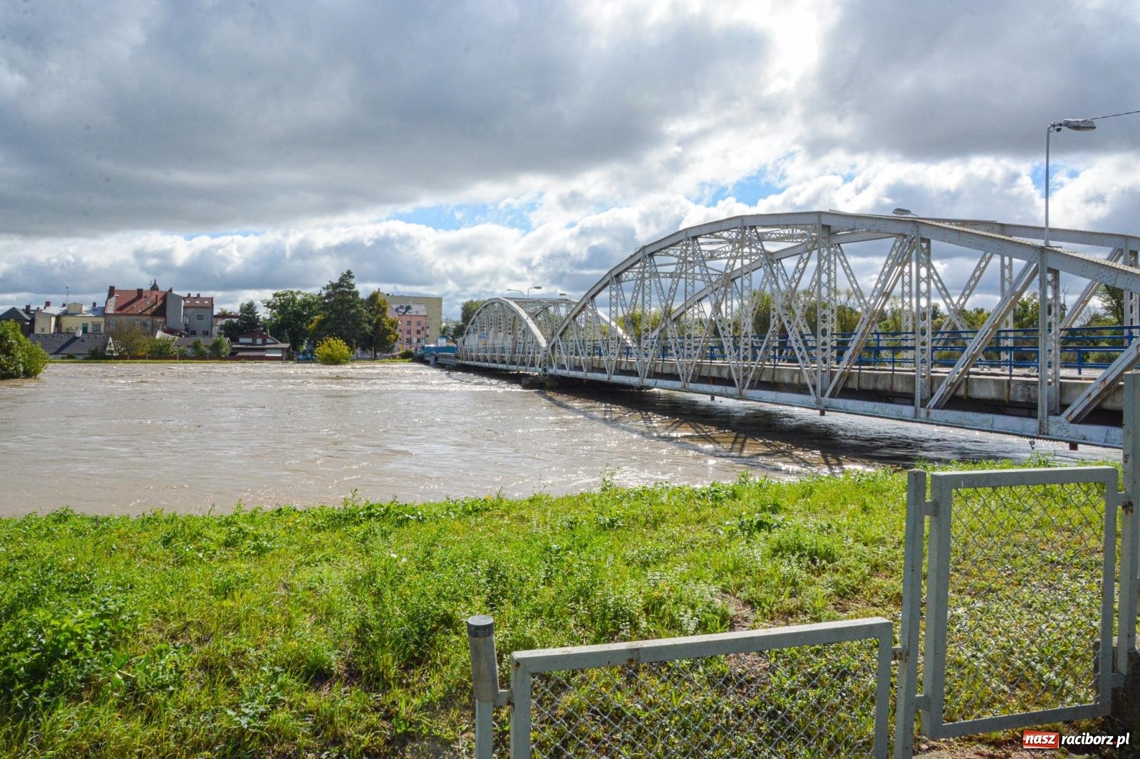 Zdjęcie w galerii na portalu naszraciborz.pl: Powódź zagraża Chałupkom i Boguminowi – ewakuacja mieszkańców i intensywna akcja ratunkowa [FOTO i WIDEO] wiadomości z regionu