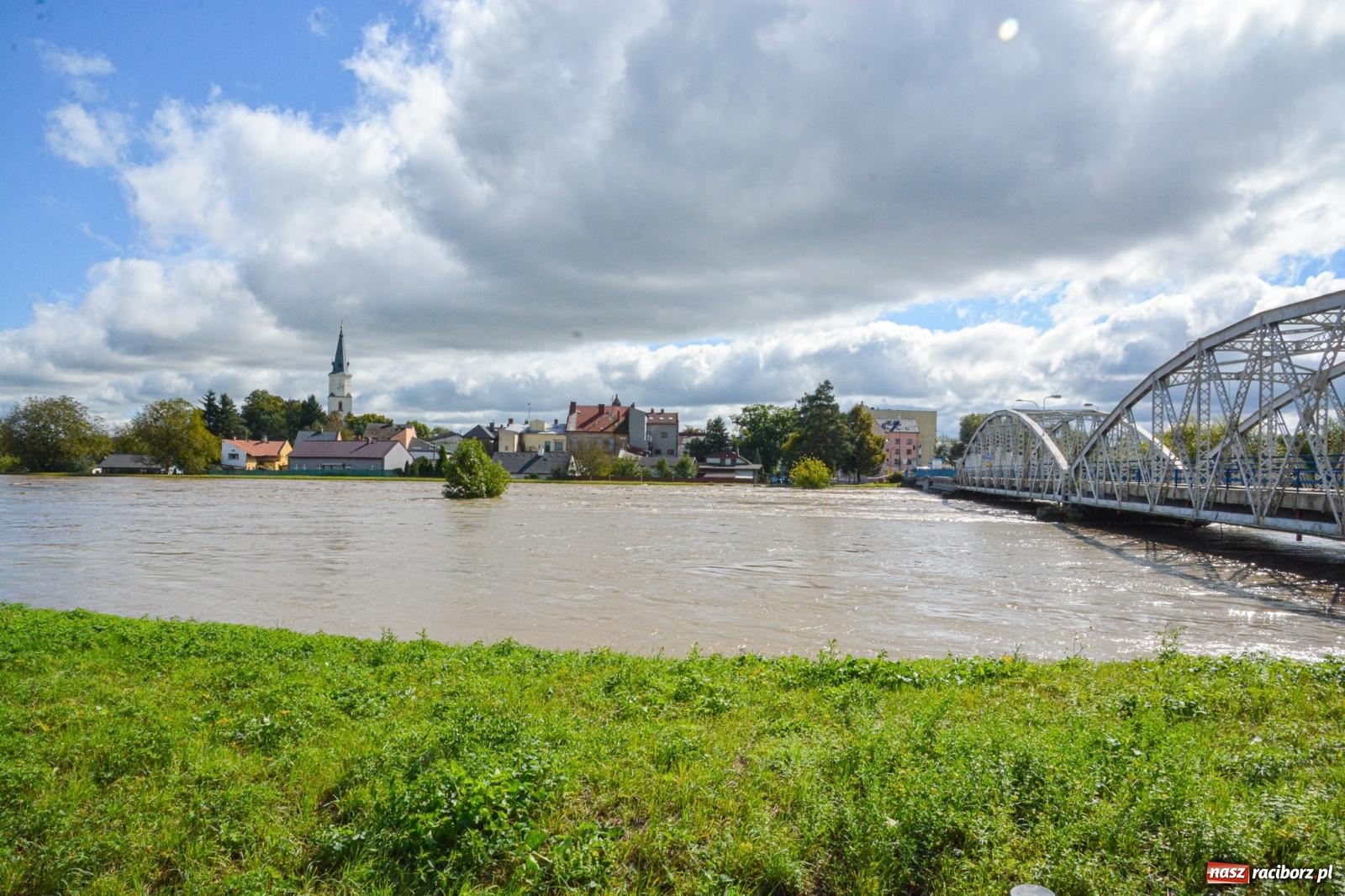 Zdjęcie w galerii na portalu naszraciborz.pl: Powódź zagraża Chałupkom i Boguminowi – ewakuacja mieszkańców i intensywna akcja ratunkowa [FOTO i WIDEO] wiadomości z regionu