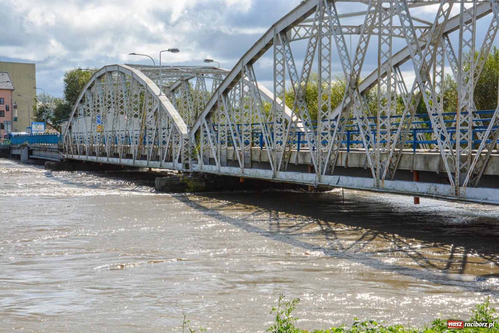 Zdjęcie w galerii na portalu naszraciborz.pl: Powódź zagraża Chałupkom i Boguminowi – ewakuacja mieszkańców i intensywna akcja ratunkowa [FOTO i WIDEO] wiadomości z regionu