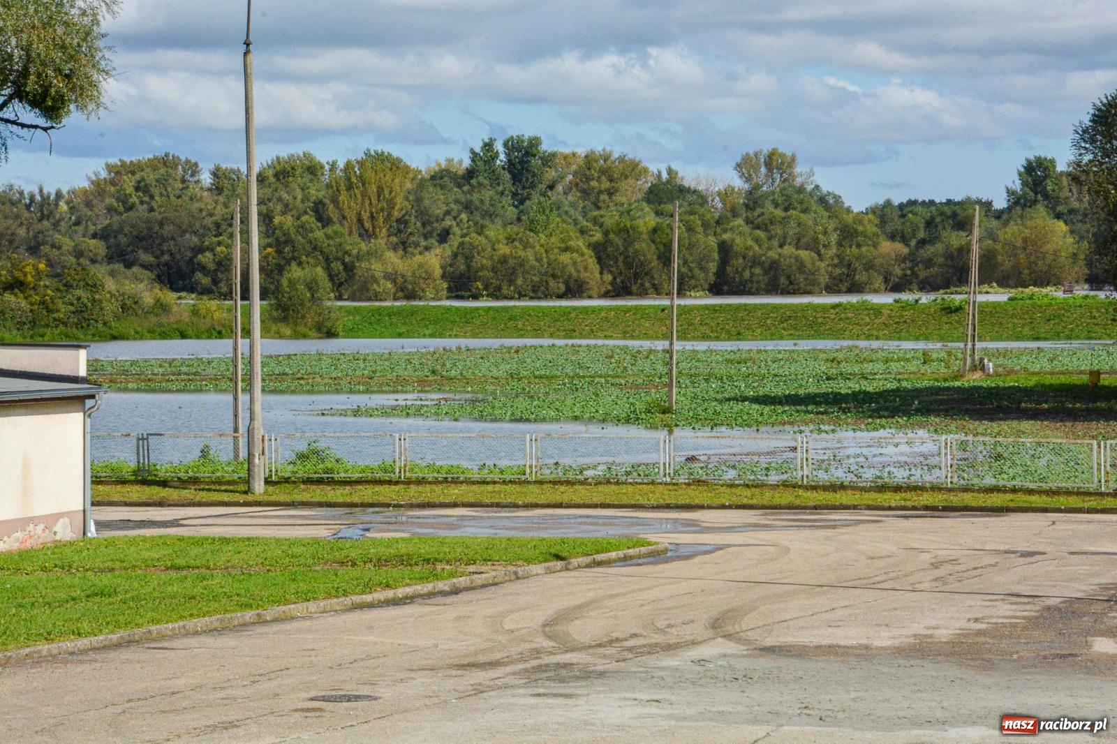 Zdjęcie w galerii na portalu naszraciborz.pl: Powódź zagraża Chałupkom i Boguminowi – ewakuacja mieszkańców i intensywna akcja ratunkowa [FOTO i WIDEO] wiadomości z regionu