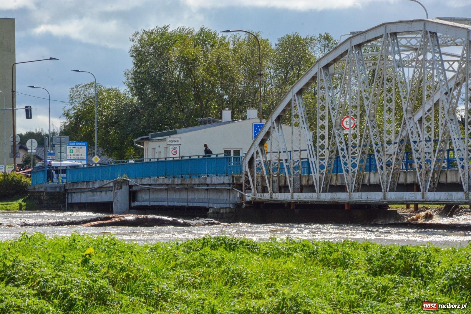 Zdjęcie w galerii na portalu naszraciborz.pl: Powódź zagraża Chałupkom i Boguminowi – ewakuacja mieszkańców i intensywna akcja ratunkowa [FOTO i WIDEO] wiadomości z regionu