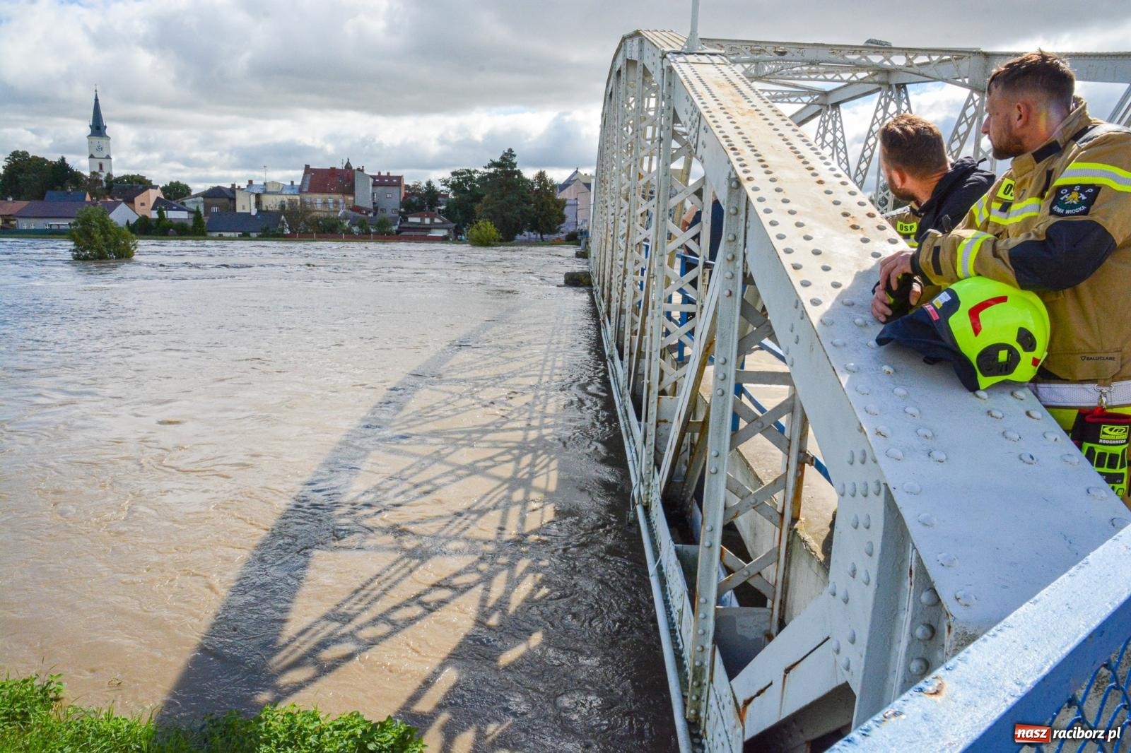 Zdjęcie w galerii na portalu naszraciborz.pl: Powódź zagraża Chałupkom i Boguminowi – ewakuacja mieszkańców i intensywna akcja ratunkowa [FOTO i WIDEO] wiadomości z regionu