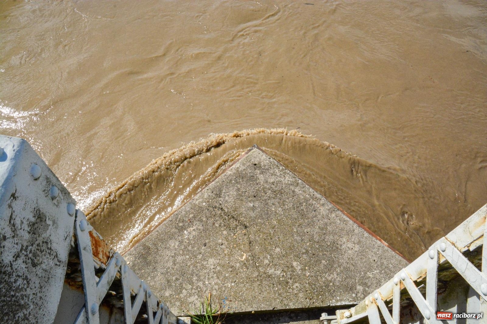 Zdjęcie w galerii na portalu naszraciborz.pl: Powódź zagraża Chałupkom i Boguminowi – ewakuacja mieszkańców i intensywna akcja ratunkowa [FOTO i WIDEO] wiadomości z regionu