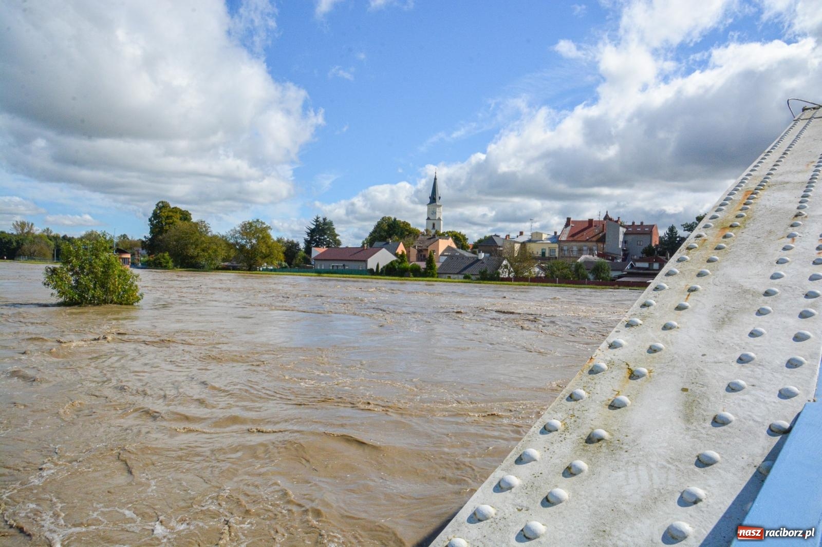 Zdjęcie w galerii na portalu naszraciborz.pl: Powódź zagraża Chałupkom i Boguminowi – ewakuacja mieszkańców i intensywna akcja ratunkowa [FOTO i WIDEO] wiadomości z regionu