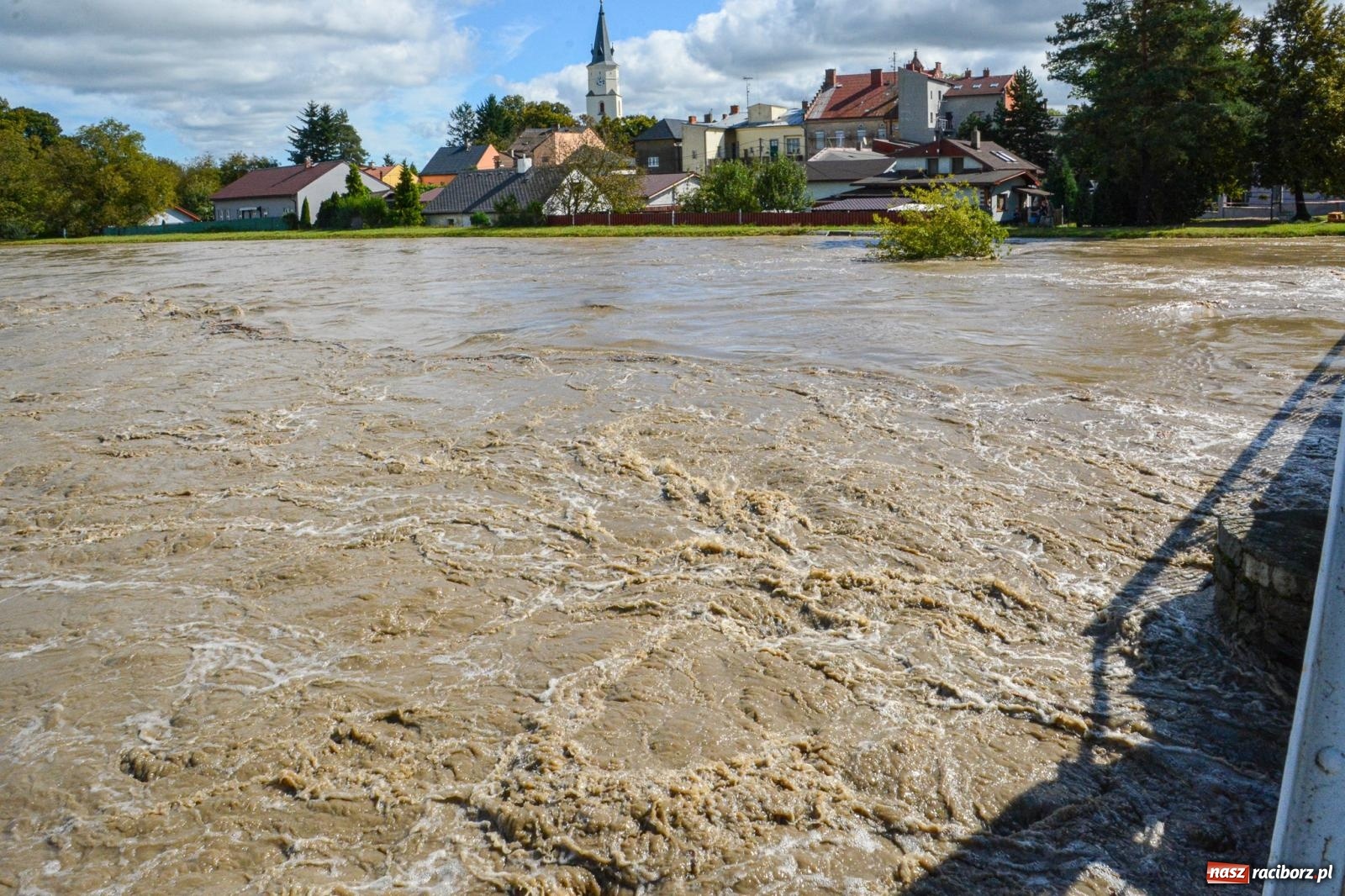 Zdjęcie w galerii na portalu naszraciborz.pl: Powódź zagraża Chałupkom i Boguminowi – ewakuacja mieszkańców i intensywna akcja ratunkowa [FOTO i WIDEO] wiadomości z regionu
