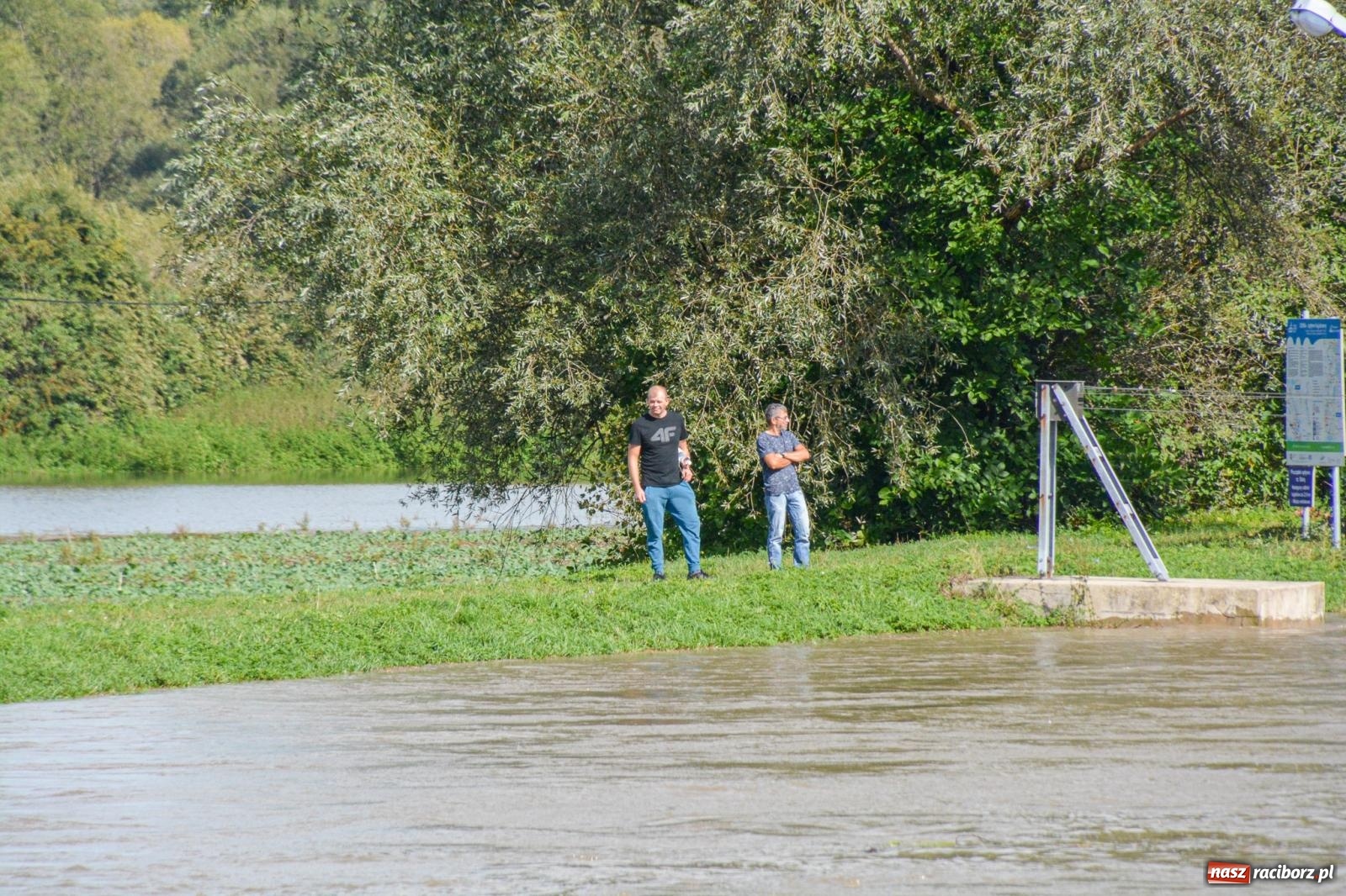 Zdjęcie w galerii na portalu naszraciborz.pl: Powódź zagraża Chałupkom i Boguminowi – ewakuacja mieszkańców i intensywna akcja ratunkowa [FOTO i WIDEO] wiadomości z regionu