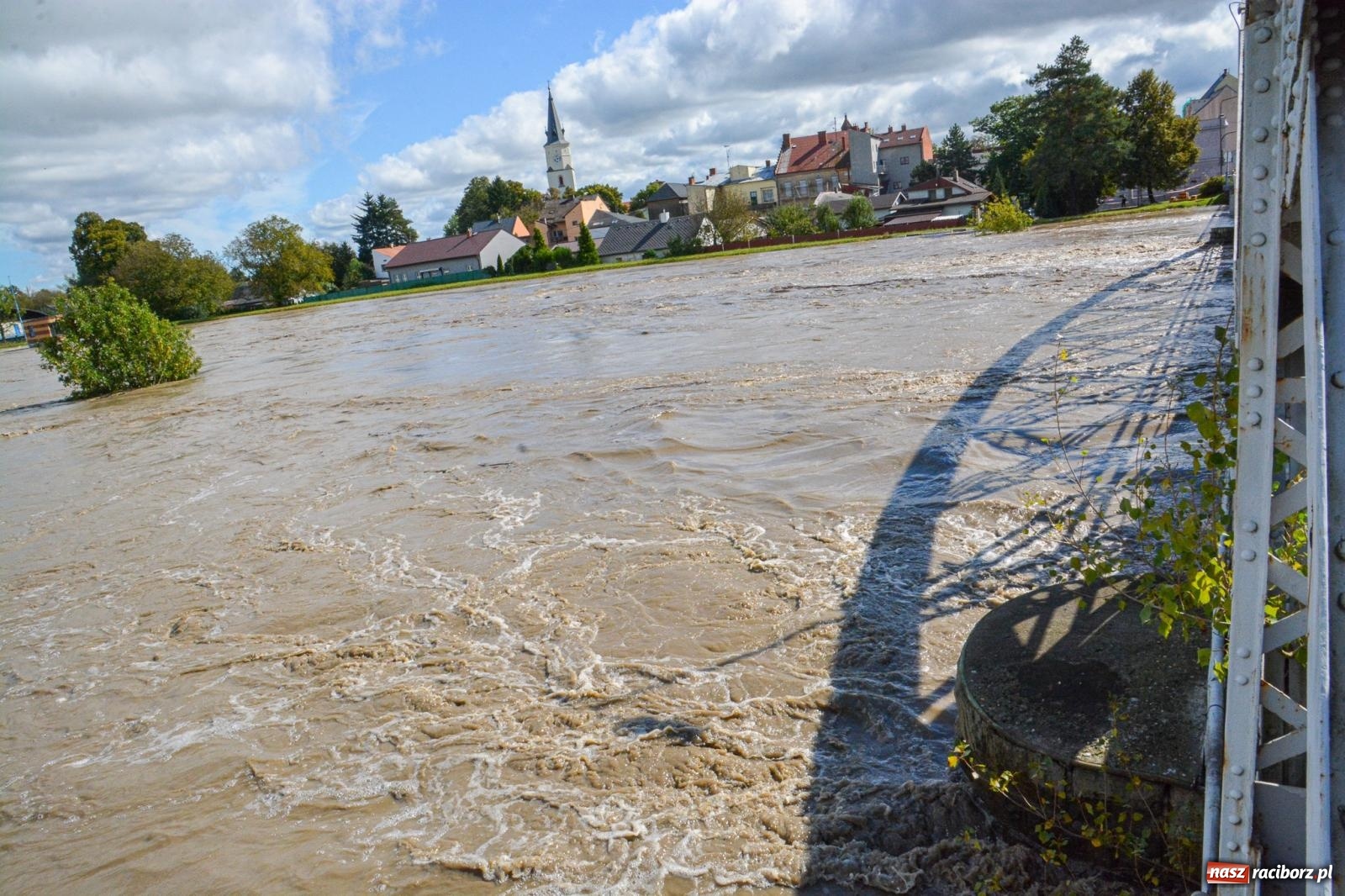 Zdjęcie w galerii na portalu naszraciborz.pl: Powódź zagraża Chałupkom i Boguminowi – ewakuacja mieszkańców i intensywna akcja ratunkowa [FOTO i WIDEO] wiadomości z regionu