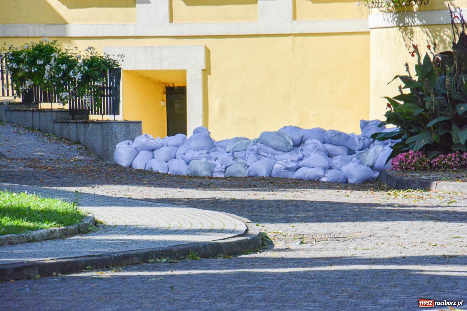 Zdjęcie w galerii na portalu naszraciborz.pl: Powódź zagraża Chałupkom i Boguminowi – ewakuacja mieszkańców i intensywna akcja ratunkowa [FOTO i WIDEO] wiadomości z regionu