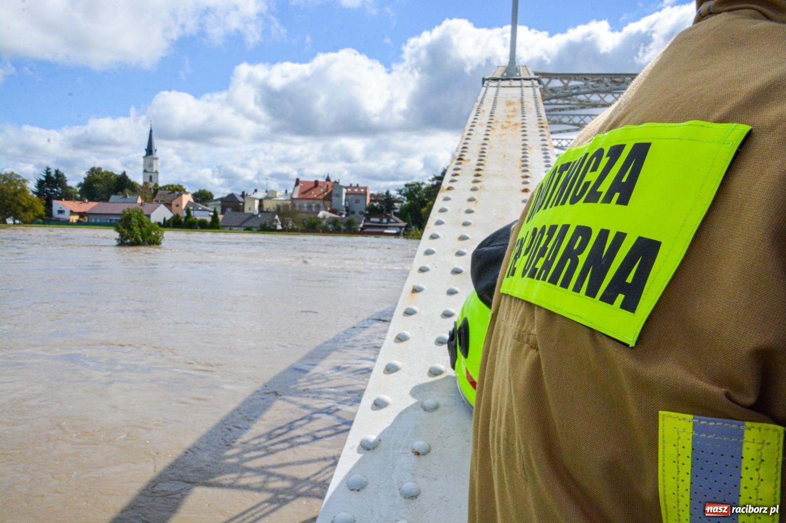 Zdjęcie w galerii na portalu naszraciborz.pl: Powódź zagraża Chałupkom i Boguminowi – ewakuacja mieszkańców i intensywna akcja ratunkowa [FOTO i WIDEO] wiadomości z regionu