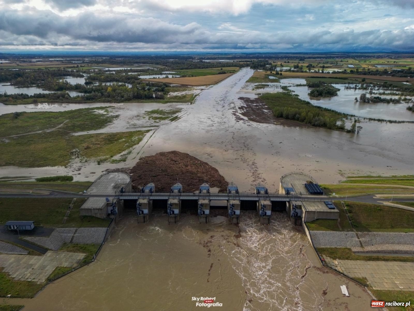 Zdjęcie w galerii na portalu naszraciborz.pl: Wody Polskie zwiększyły odpływ ze zbiornika Racibórz. Służby spodziewają się dużej fali na Odrze [FOTO z drona i WIDEO] wiadomości z regionu