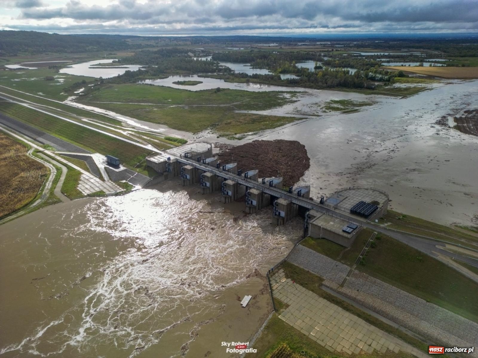 Zdjęcie w galerii na portalu naszraciborz.pl: Wody Polskie zwiększyły odpływ ze zbiornika Racibórz. Służby spodziewają się dużej fali na Odrze [FOTO z drona i WIDEO] wiadomości z regionu