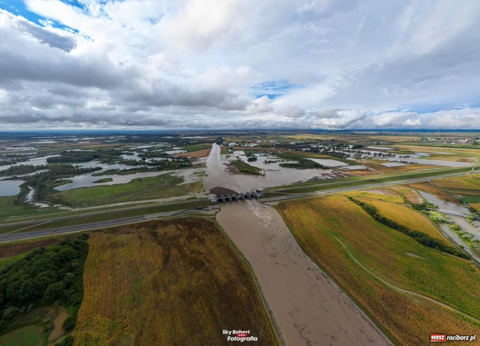 Zdjęcie w galerii na portalu naszraciborz.pl: Wody Polskie zwiększyły odpływ ze zbiornika Racibórz. Służby spodziewają się dużej fali na Odrze [FOTO z drona i WIDEO] wiadomości z regionu