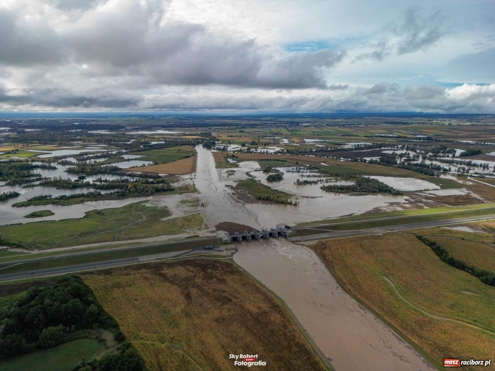 Zdjęcie w galerii na portalu naszraciborz.pl: Wody Polskie zwiększyły odpływ ze zbiornika Racibórz. Służby spodziewają się dużej fali na Odrze [FOTO z drona i WIDEO] wiadomości z regionu